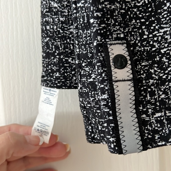 Lululemon Vinsaya Scarf Jacquard Print in Black and White Excellent Condition - Picture 3 of 7